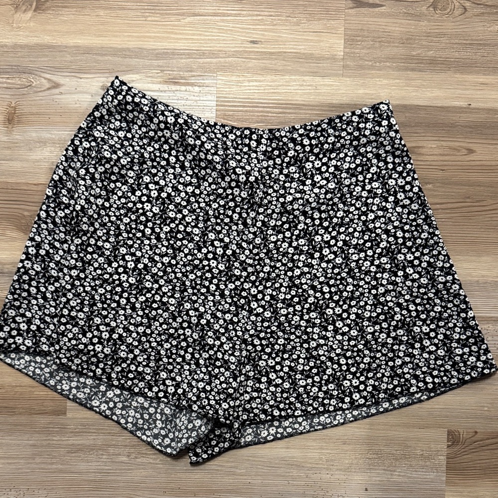 SHEIN Black and White Floral High Waist Shorts